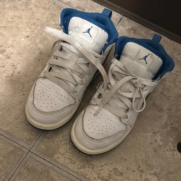 Boys Jordan 1s - Picture 4 of 4